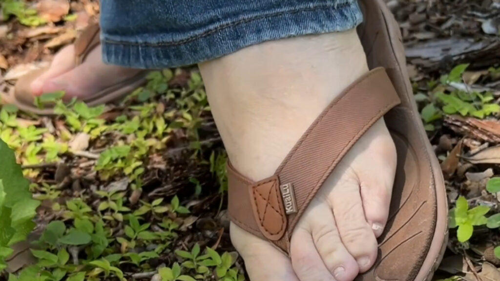 women's non slip flip flops look good with jeans
