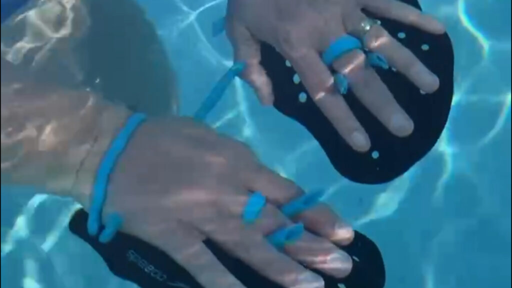 Paddles underwater