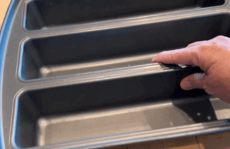 Nonstick lasagna trio pan with three deep compartments