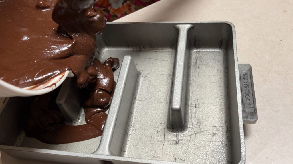 Heavy-duty all edges brownie pan with zig-zag dividers for crispy brownies.