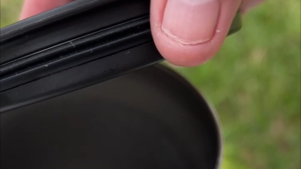 not a screw top, slows down a spill