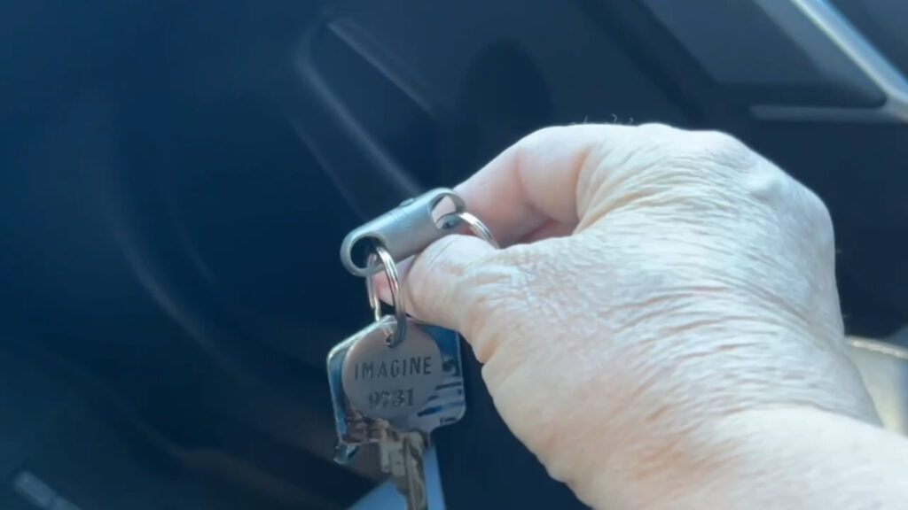 easy to use magnetic detachable keychain